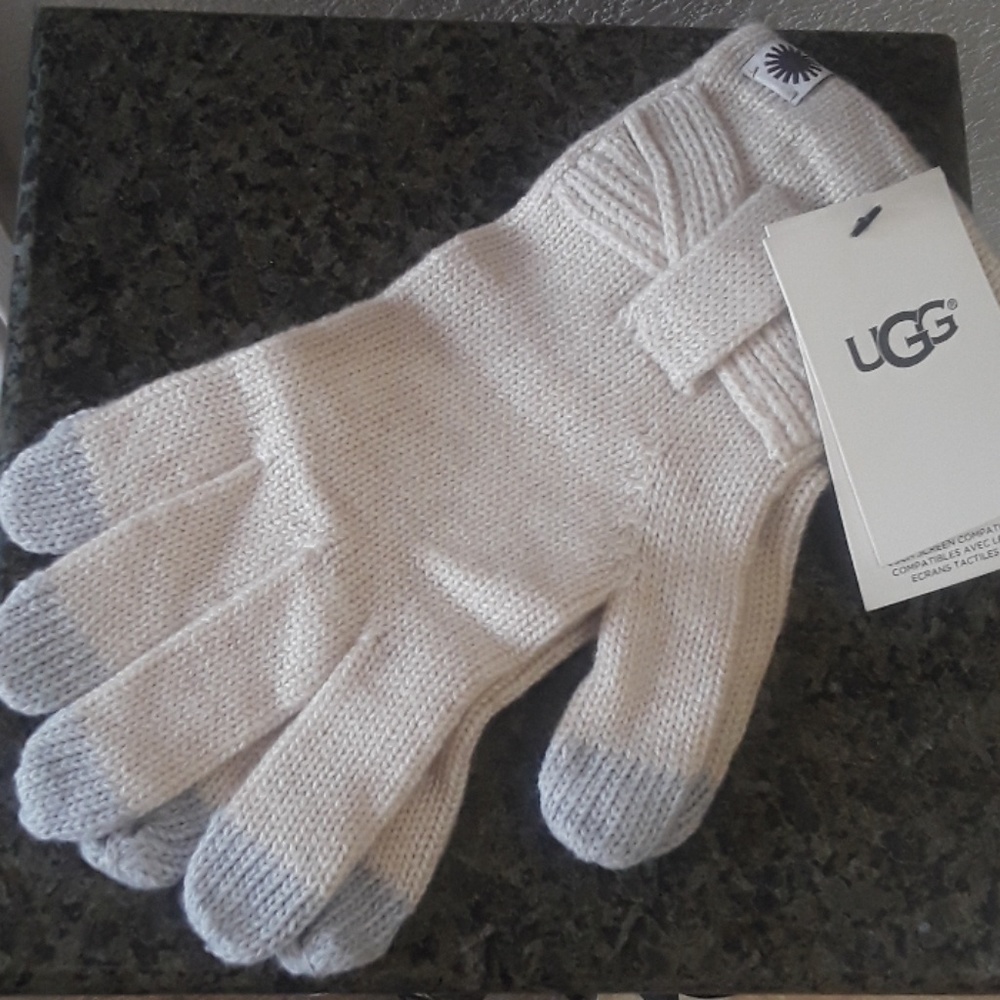 NWT -  UGG Bow Gloves- class tech